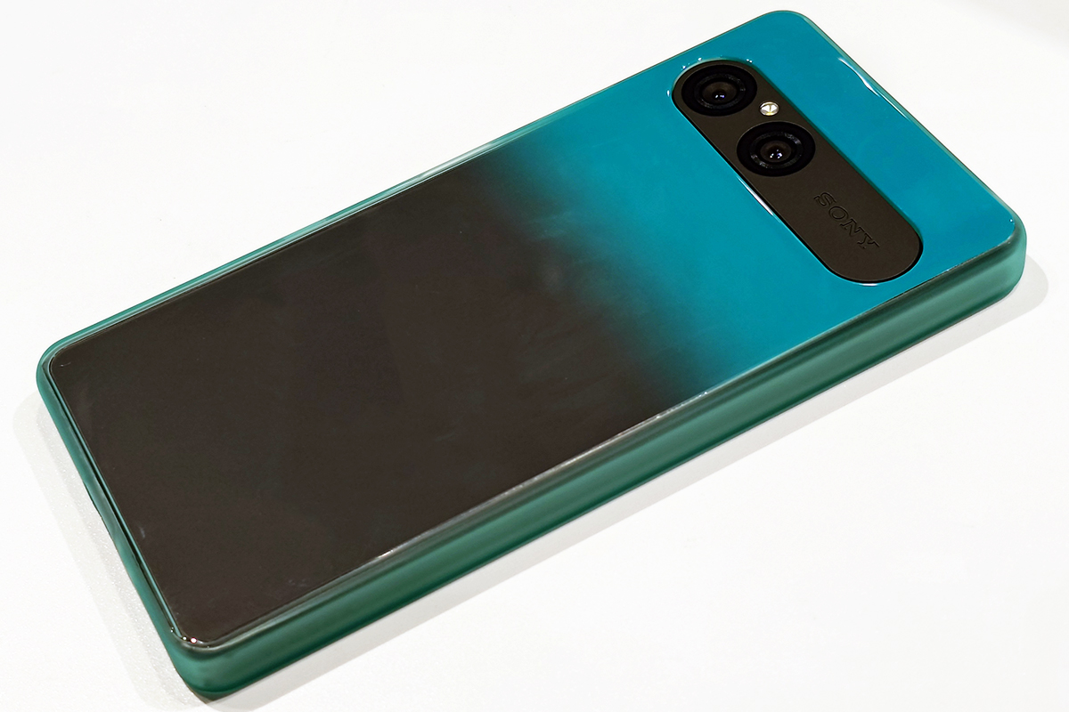 Xperia 10 VII 本体カラー：ブラック カバーカラー：チャコール 