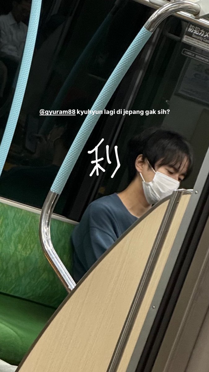 hyunjae_ri's tweet photo. aku tadi di kereta pas mau ke keio arena (venue konser the boyz) ketemunya😭😭 gatau ini beneran kyuhyun bukan😭😭 kalau bukan maaf ya udah foto diem diem😭🙏 https://t.co/cBOowpzcYe