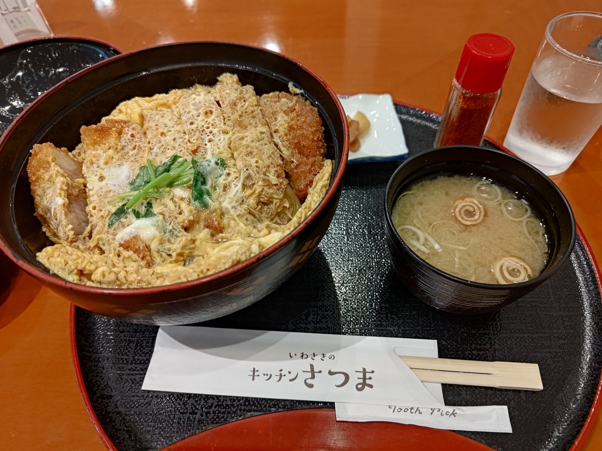 XMFreak's tweet photo. 乗り継ぎ便まで約3時間待ち。
もう少し鹿児島ー沖縄間の便数増えたら良いのに。待ってる間に色々と食べちゃうよ。 https://t.co/mcwMFIIqRL