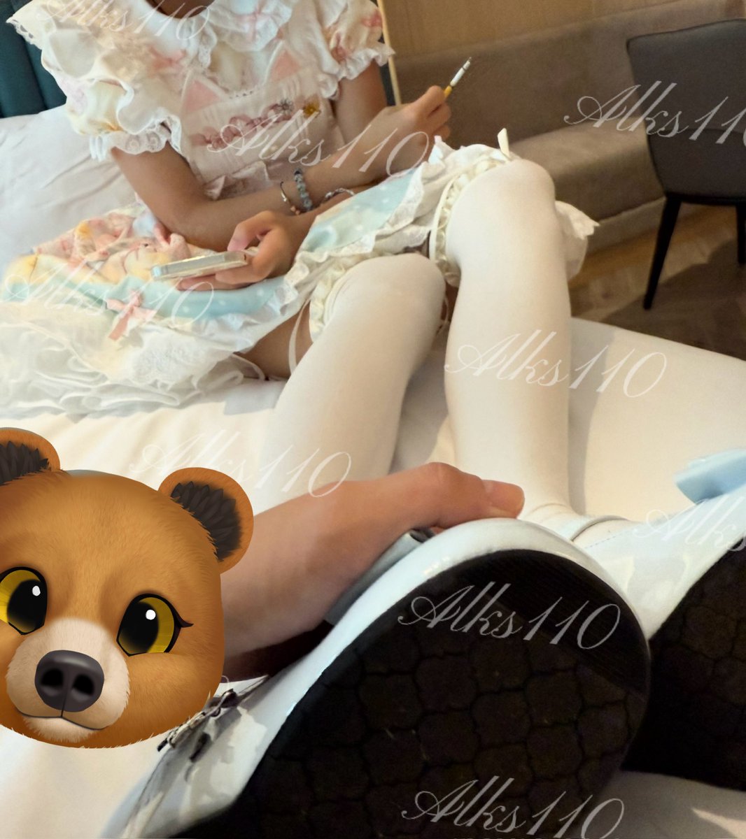 Alks110's tweet photo. 爽玩17岁lo娘 #lolita #lo鞋 #足交 https://t.co/8gZ3hXfEMW