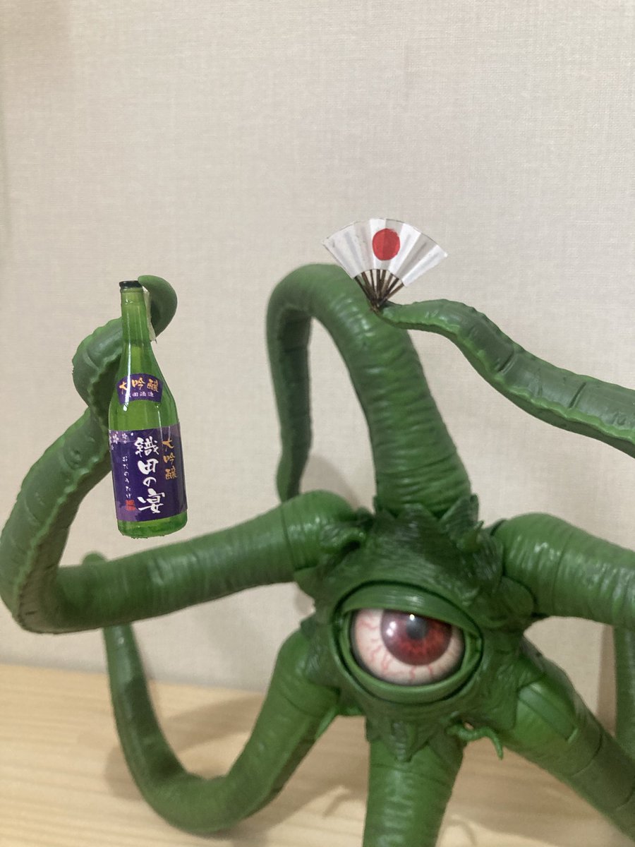 tmnb45385332's tweet image. いきなり思いついて急きょ扇を作る。
うん、やっぱりシュマゴラスには扇と酒がよく似合う。
あさりよしとお、山本貴嗣、あろひろし感が出とる。

「ファラオ？」
「たまにはこんなお迎えの儀もよかろう」