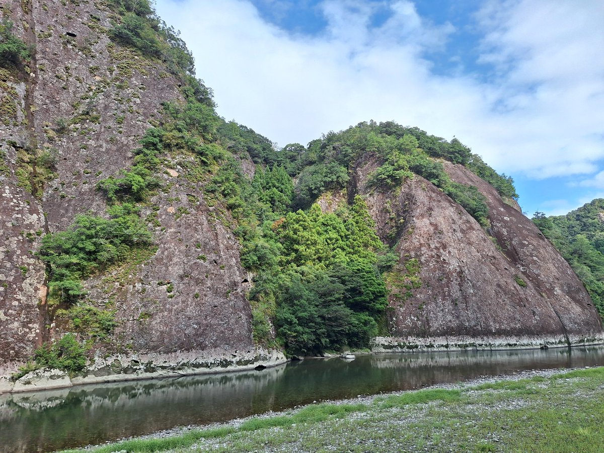 mino_tigaku59's tweet photo. 南紀熊野ジオパークの最後のジオサイトとして、古座川の一枚岩を見てきました。 https://t.co/c4ePfRulXC