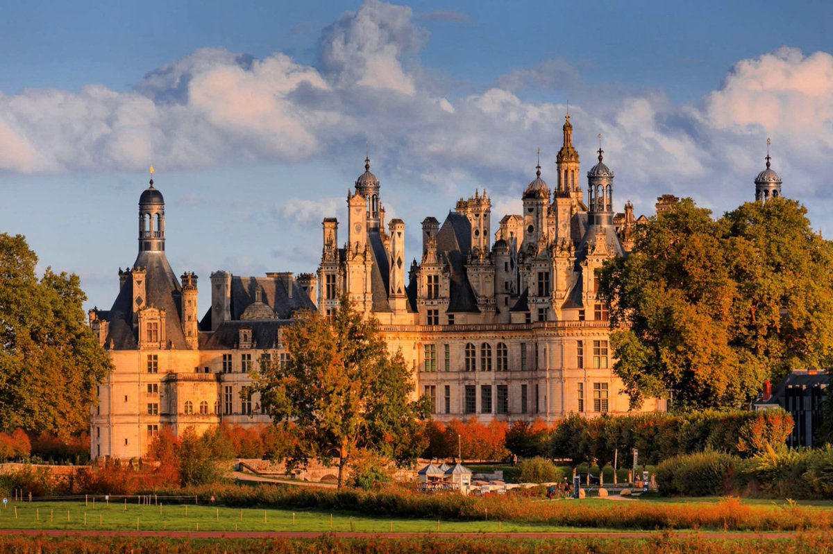 Bonjour X et bon dimanche 🍂 Chambord se pare de ses plus belles couleurs d’automne.