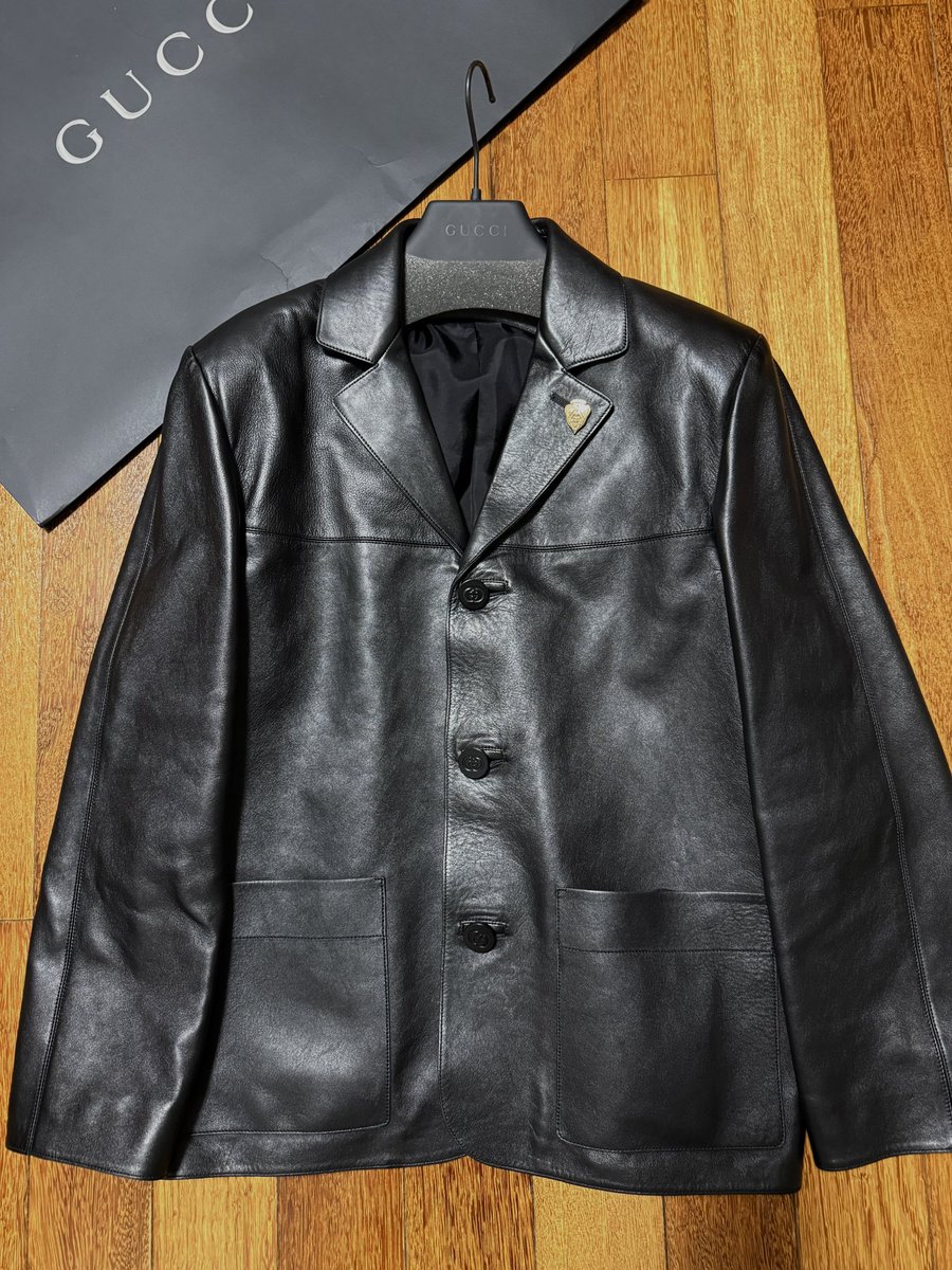 Chibikko_55's tweet image. 1/n デムナになってGucciの最初のコレクション、いくつか買ったので紹介
まずはレザージャケット。羊革で薄く伸縮性のある革で、ラペルには今回のコレクションで推されてるクレストが付いてる
レザーはやっぱセクシーだね❤️
#Gucci #demna
