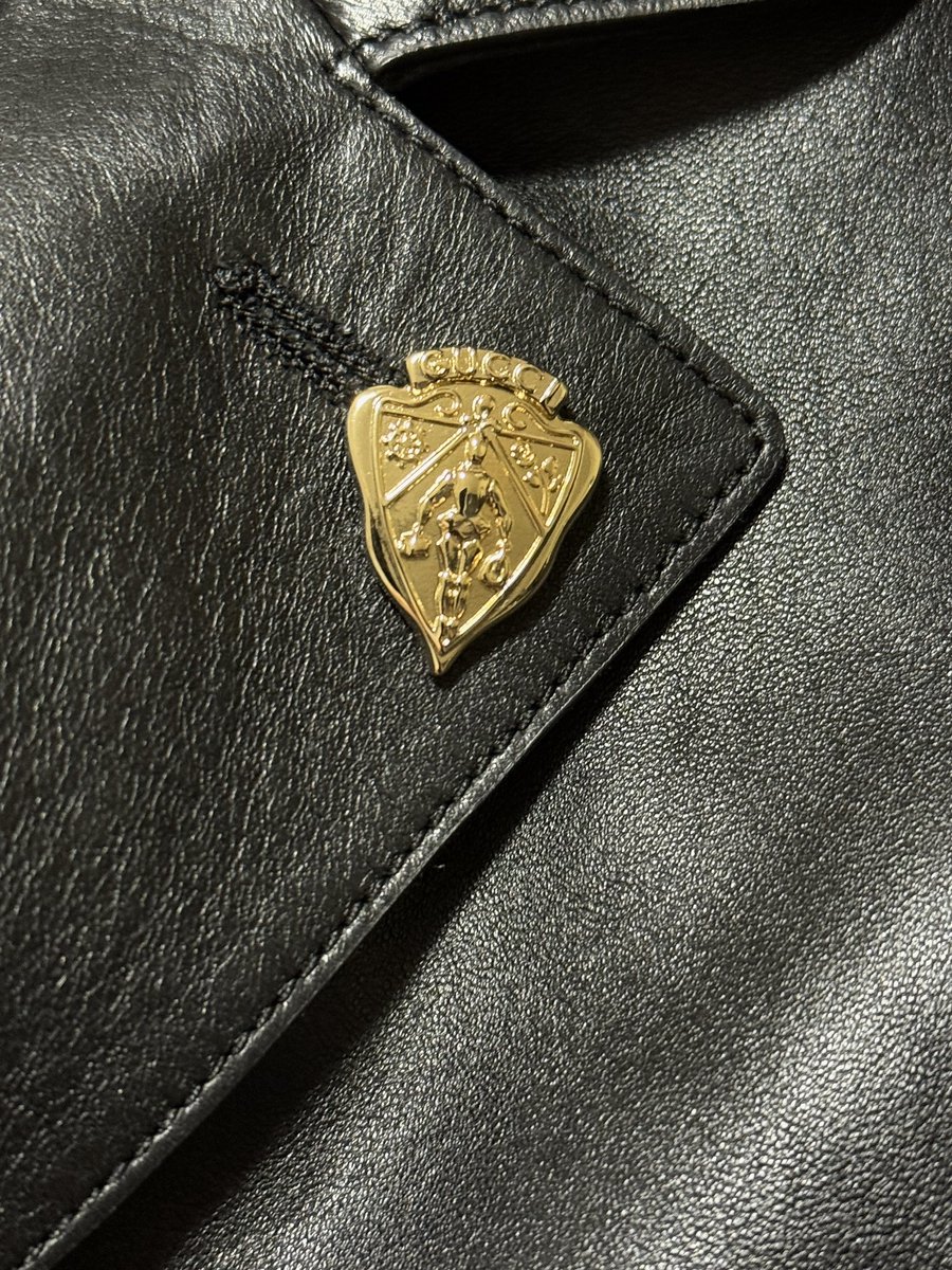 Chibikko_55's tweet image. 1/n デムナになってGucciの最初のコレクション、いくつか買ったので紹介
まずはレザージャケット。羊革で薄く伸縮性のある革で、ラペルには今回のコレクションで推されてるクレストが付いてる
レザーはやっぱセクシーだね❤️
#Gucci #demna