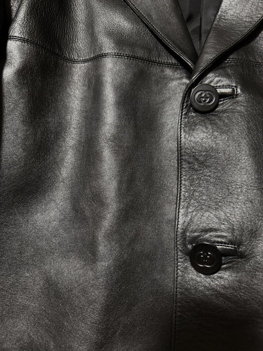 Chibikko_55's tweet image. 1/n デムナになってGucciの最初のコレクション、いくつか買ったので紹介
まずはレザージャケット。羊革で薄く伸縮性のある革で、ラペルには今回のコレクションで推されてるクレストが付いてる
レザーはやっぱセクシーだね❤️
#Gucci #demna