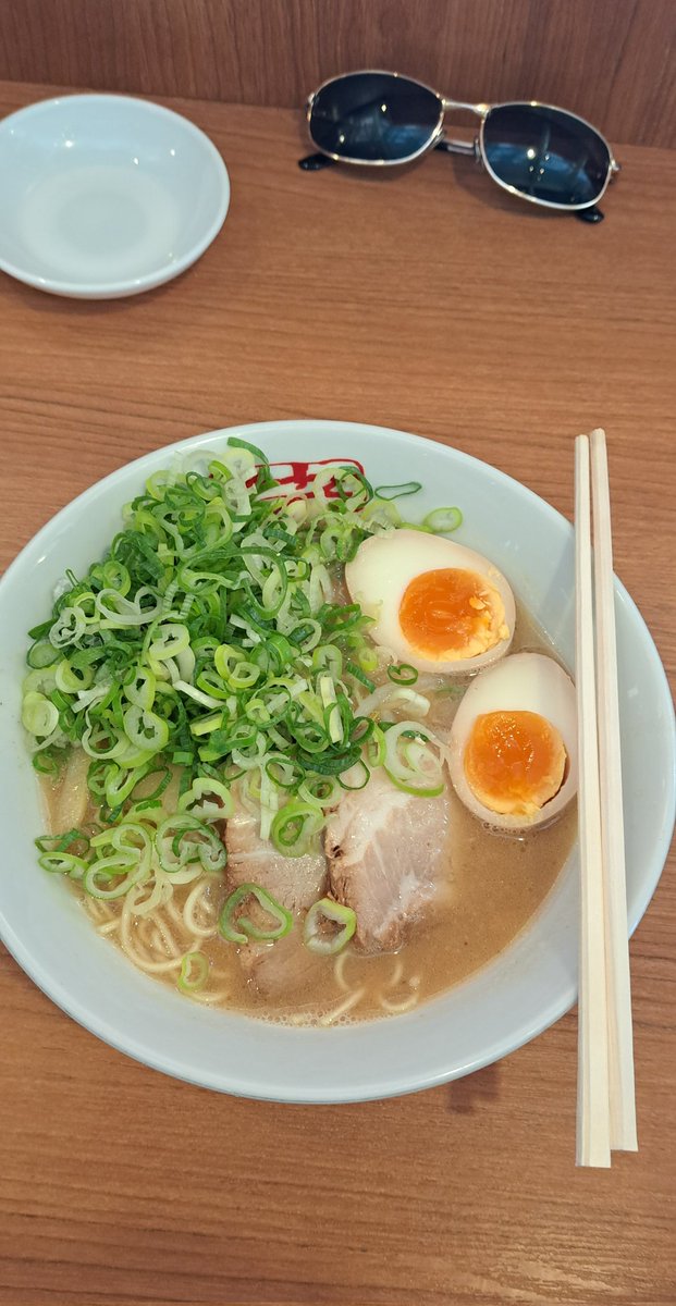 皆、こんにちは。
お疲れ様です。  

昼飯・久しぶりに猪虎にラーメンを食いに行って来ました。
変わらん味で旨かった、御馳走さん。(笑)

午後からもHAPPYにまったりと～善き日曜日を～。✨