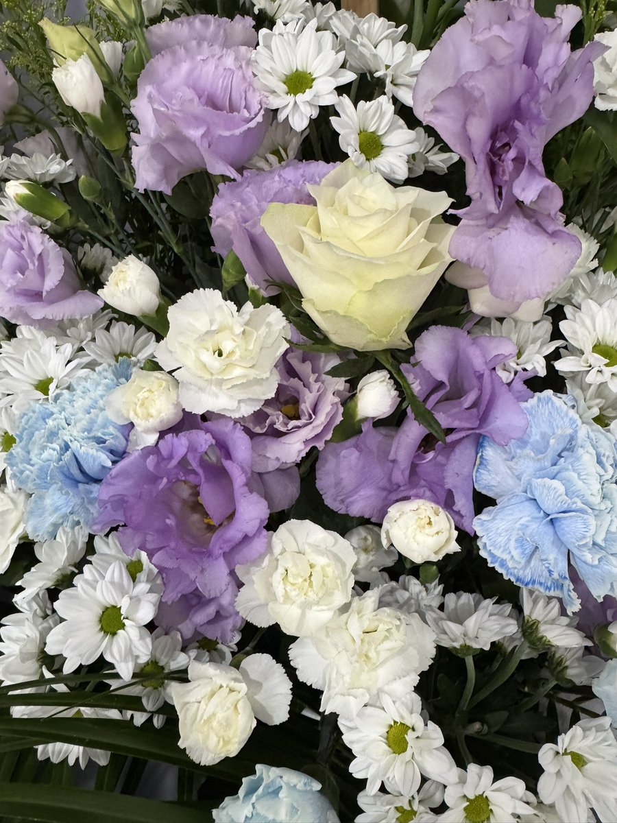 hironino5's tweet photo. 10月5日。
母に面会に行ってきました。

寂しいといけ��いので、またまた大量の荷物を抱えて。

私と母はおさるのジョージとミッキーが好きだったので
たくさんのぬいぐるみを抱えて。
バナナと大好きなパンも一緒に。

そしてたくさんのお花が届いており、お部屋が華やかでした。

また、現場に供えて下さったお花も母の元へ届けさせていただきました。

花を送って下さった方々、
現場に供えて下さった方々、
本当にありがとうございます。

母も喜んでいると思います。
実際、表情はいつも通りのニコッとした笑顔で横になっています。

今日からエンバーミングに行きますので明日は会えません。
傷も多く、状態的に時間がかかるそうなので。

綺麗にしてもらえると良いな。
少し痛いかもしれないけど、
許してね、お母さん。

※帰り道に母が好きだったコーヒーとマックチキンを食べにマクドナルドに行きました。
美味しかったなぁ。
