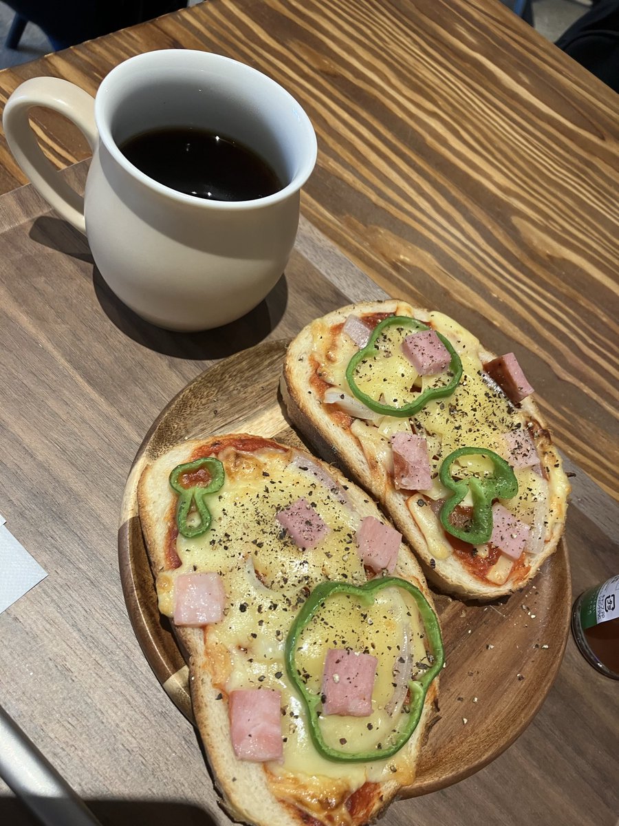 sakurana_0928's tweet image. いい芝居を見たあとは…
今日のお昼ごはん🍞🍕
 #7スト