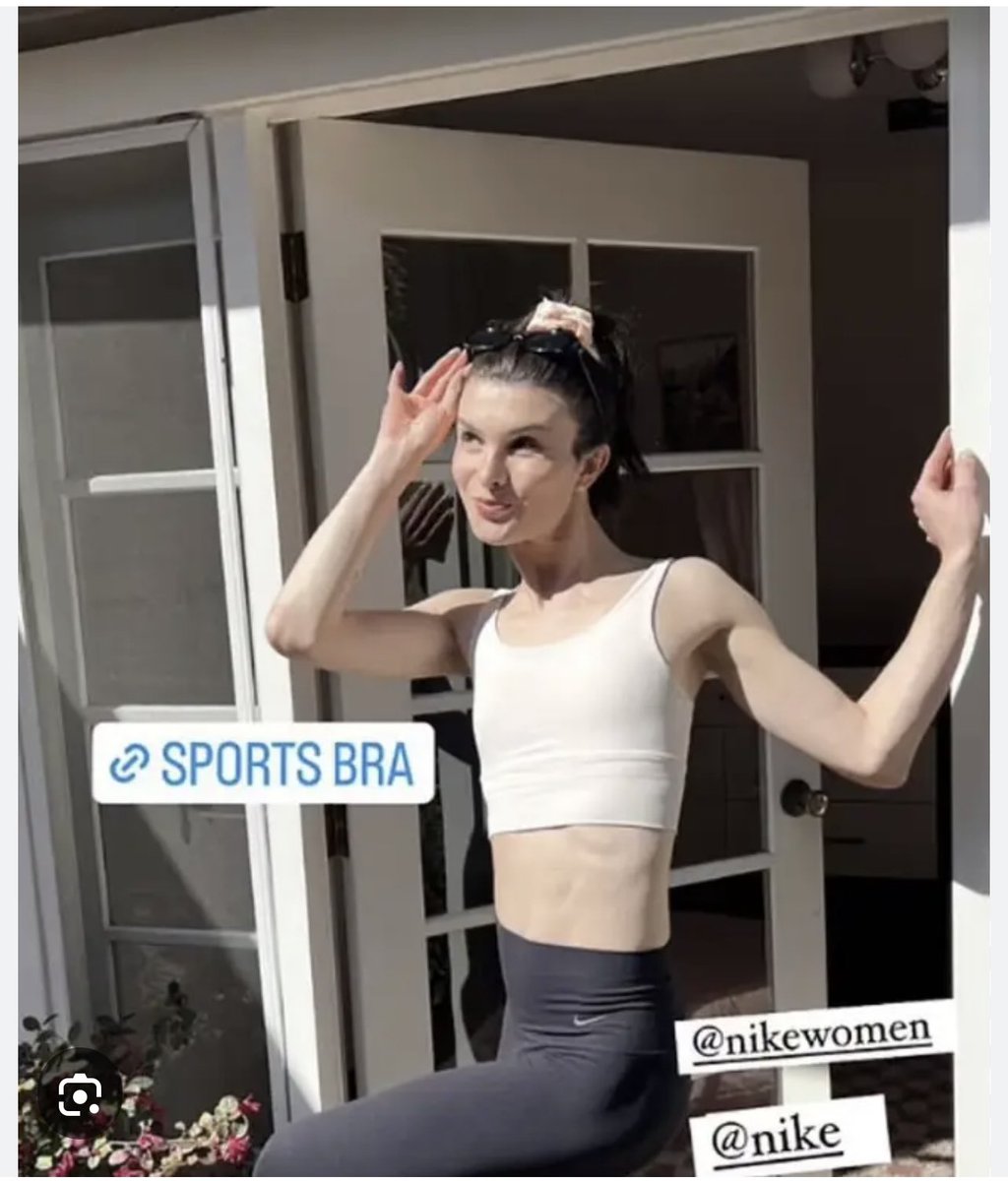 cameliab301's tweet photo. @bobbydtiktok Nu ar fi rau se se adauge si Nike pe lista de boicot. Si ei  au ales tot o “femeie” pentru a promova sutienele si colantii. “Frumoasa” Dylan, nu a dezamagit, pacat ca i-au inclus manutele si piciorusele in poze. https://t.co/lRSmfZYdCh