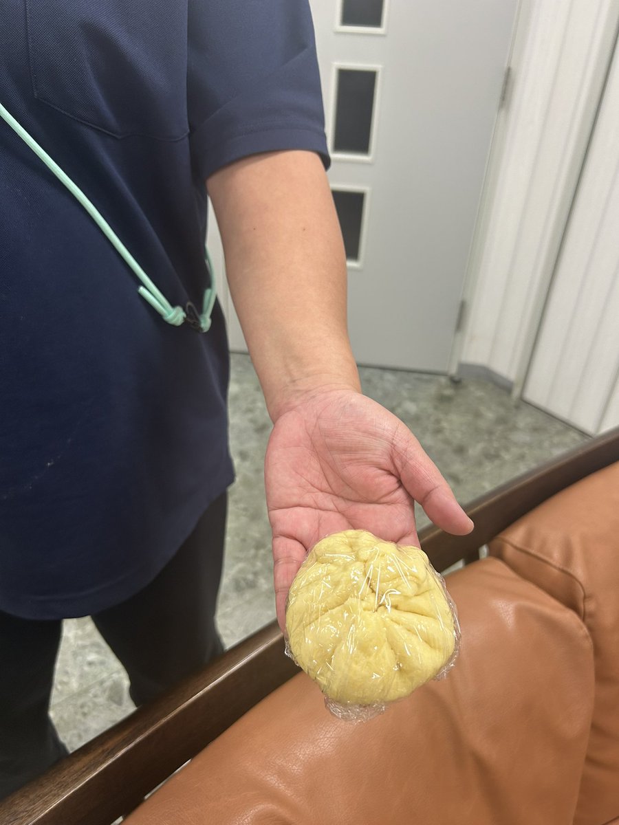 yokoduna_vn's tweet image. うちのインスタやFacebookに、時々出演してくださっている薬局さんから
「うちに挨拶に来てくださった方が、YOKODUNAさんの Facebook楽しみに見てるって仰ってましたよ」
と連絡をくださいました!
嬉しいですね
ご利用者さんの料理上手奥さんより
手作り肉まんを頂きながら
訪問頑張ってます!…