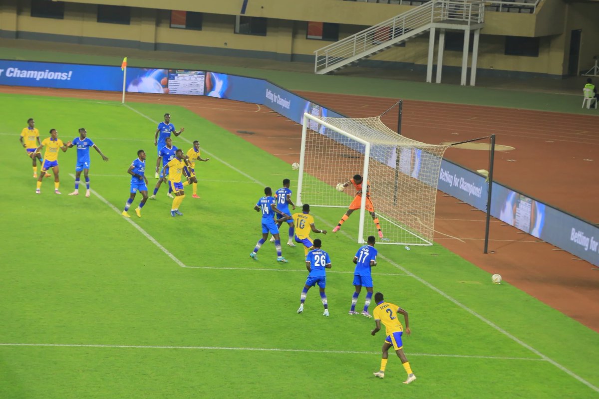 UPL's tweet image. 📷 — A save from SC Villa’s David Lukwago from last night 🧤

#KCCSCV | #StarTimesUPL