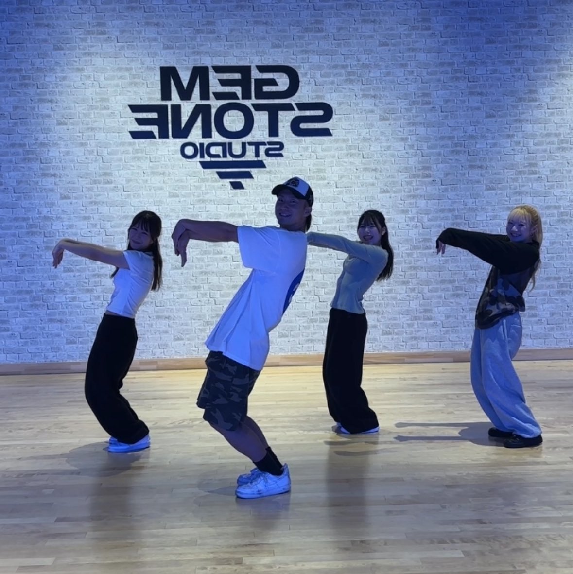 本日の体験入学もご参加いただき、ありがとうございました！八王子校午後のレッスンはHIPHOP講師のko-ya先生でした✧*｡
そして卒業生のMIYU先生に午前講師をしていただきました！本日の学生スタッフはAOIとHANAとMiwaでした
次回八王子校の体験入学は11/9（日）です☺️
皆様お待ちしております⟡.