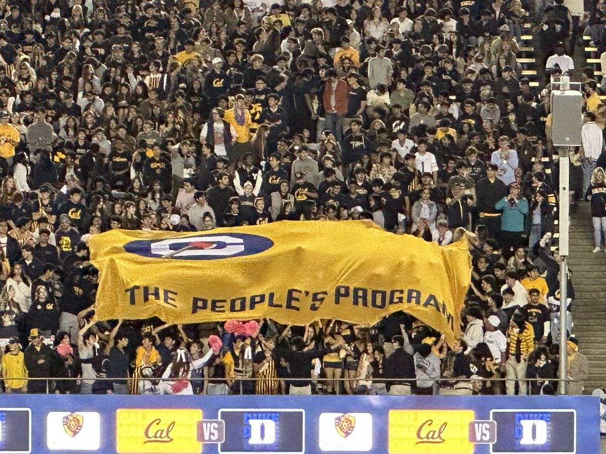 CalFan92's tweet image. #Calgorithm flag unfurled! #GoBears