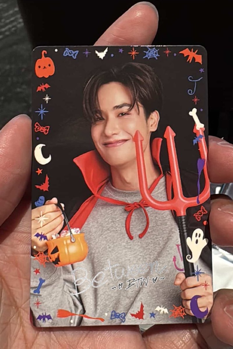 betweenTayNew's tweet photo. น่ารักกกกกกก @Tawan_V @new_thitipoom 
Happy Halloween! 🎃 
這次隨機卡太可愛了吧！！！

#GMMTVFANIVAL
#tawan_V #Newwiee #Taynew #เตนิว https://t.co/UBKyAMXFhW