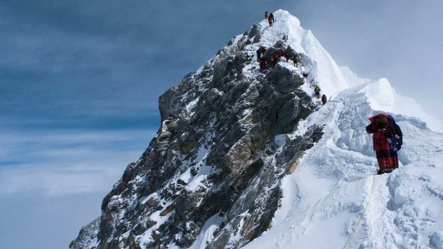 historyinmemes's tweet image. The famous &quot;Hillary Step&quot; at the top of Mount Everest is no longer there. It was the last obstacle to the Summit. It is now an easier 45 degree slope instead of a vertical wall.