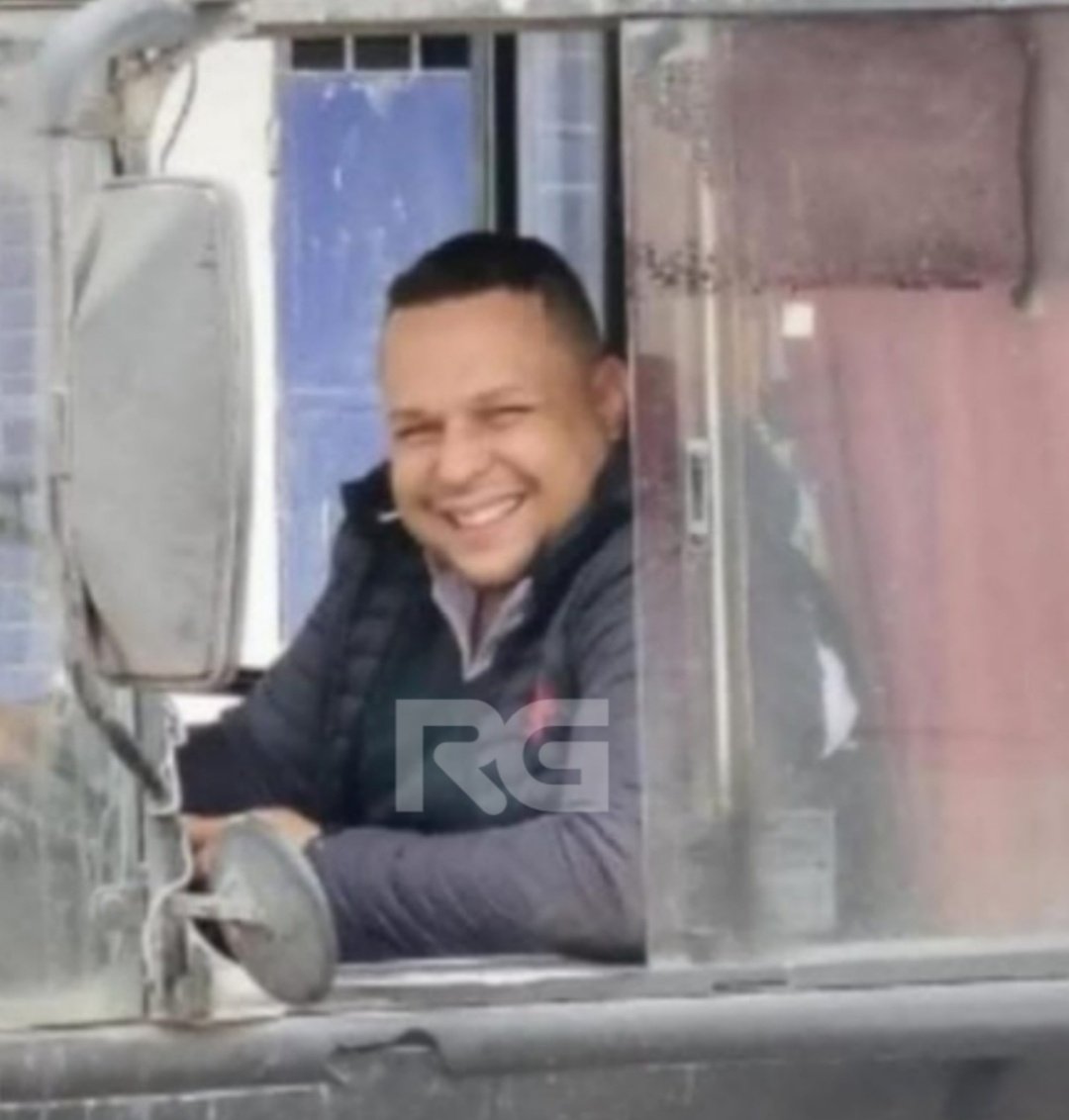 AlertaNewsPeru's tweet photo. 🔴 URGENTE: Sicarios asesinan a chofer de bus de la empresa conocida como "Los Triángulos" en San Juan de Miraflores 
#UltimaHora #LoUltimo #Peru #Lima #Urgente  https://t.co/9nfZiD8XwP https://t.co/p9ZxN5PF9h
