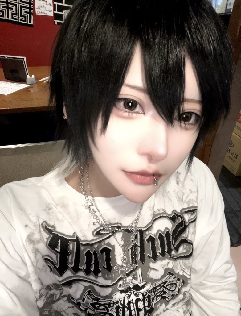 #大阪BLACKRABBIT

ブラビ所属のにあです🍒

🖤趣味▷ヲタ活、YouTube鑑賞、男装
最近は一人映画にもハマってます🍿🥤

🖤特技▷自撮り加工、チェキ落書き
チェキの落書きは自信あります😼

お酒は飲めないけど、シラフでマシンガントークします❕出勤日数少ないですが会った際は沢山お話しましょう🪽