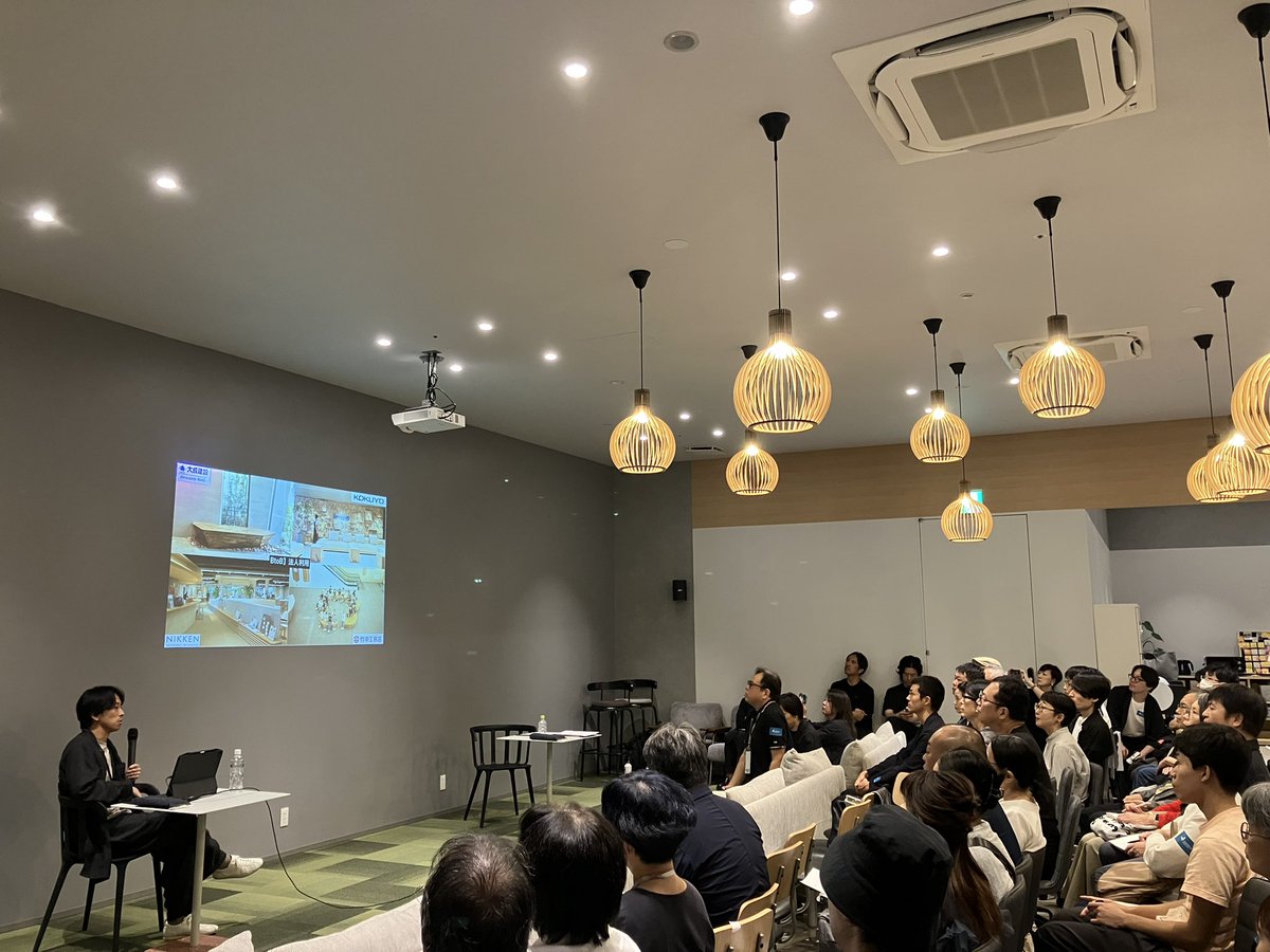 tecture1's tweet photo. #ひろしま国際建築祭2025
OPトーク 旧そごう1Fコワーキングスペースtovioにて開催中
https://t.co/1k6ATGQ8D4

『El Croquis』の建築写真を全て担当している鈴木久雄氏が急病で海外からの挨拶のみとなり、#秋吉浩気 #川島範久 の2氏が急遽登壇
#ひろしま国際建築祭 #福山 #瀬戸内 #VUID #TECTURE https://t.co/PPa2X8386t