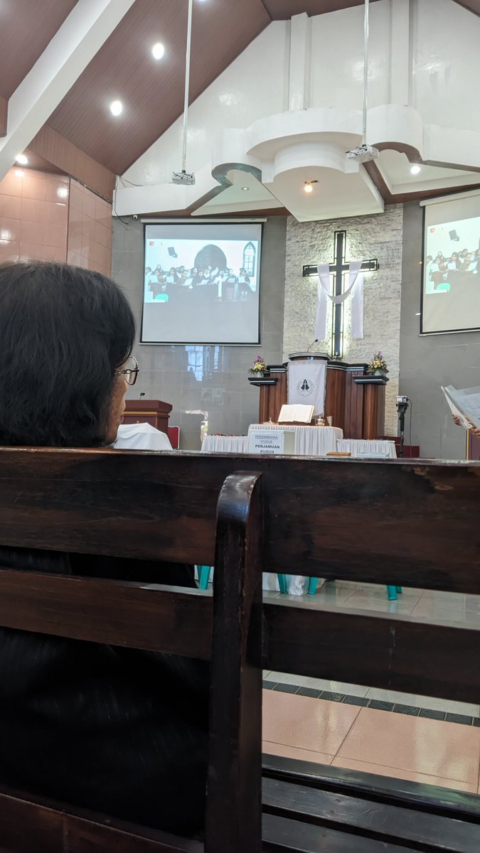 onyourownd's tweet photo. jangan lupa gereja guyss https://t.co/p6KonO8S6D