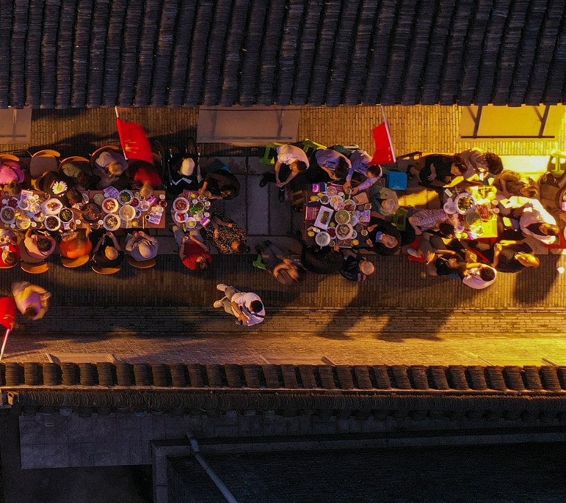 CGTNFrancais's tweet image. #ChasingTheMoon #GoldenWeek #ChinaGlowUp #MoonlitMoments #CgtnFDigital Rugao célèbre la Fête de la mi-automne
À Rugao, ville de l'est de la Chine, les habitants se sont réunis dans la rue à l'occasion de la Fête de la mi-automne, sous la lune qui éclairait tout le quartier