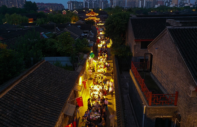 CGTNFrancais's tweet image. #ChasingTheMoon #GoldenWeek #ChinaGlowUp #MoonlitMoments #CgtnFDigital Rugao célèbre la Fête de la mi-automne
À Rugao, ville de l'est de la Chine, les habitants se sont réunis dans la rue à l'occasion de la Fête de la mi-automne, sous la lune qui éclairait tout le quartier
