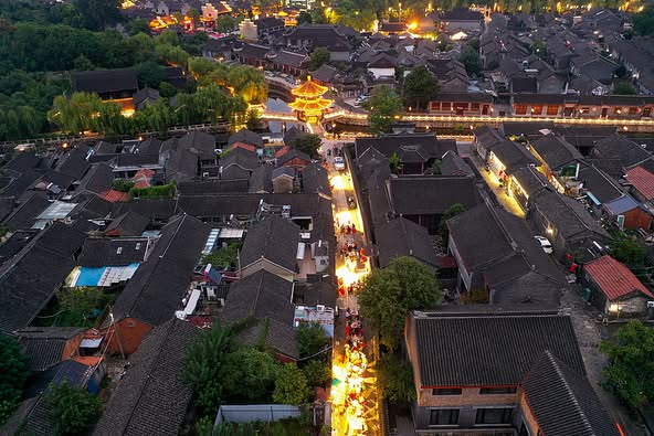 CGTNFrancais's tweet image. #ChasingTheMoon #GoldenWeek #ChinaGlowUp #MoonlitMoments #CgtnFDigital Rugao célèbre la Fête de la mi-automne
À Rugao, ville de l'est de la Chine, les habitants se sont réunis dans la rue à l'occasion de la Fête de la mi-automne, sous la lune qui éclairait tout le quartier