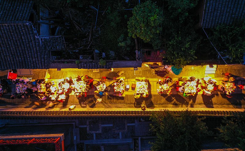 CGTNFrancais's tweet image. #ChasingTheMoon #GoldenWeek #ChinaGlowUp #MoonlitMoments #CgtnFDigital Rugao célèbre la Fête de la mi-automne
À Rugao, ville de l'est de la Chine, les habitants se sont réunis dans la rue à l'occasion de la Fête de la mi-automne, sous la lune qui éclairait tout le quartier