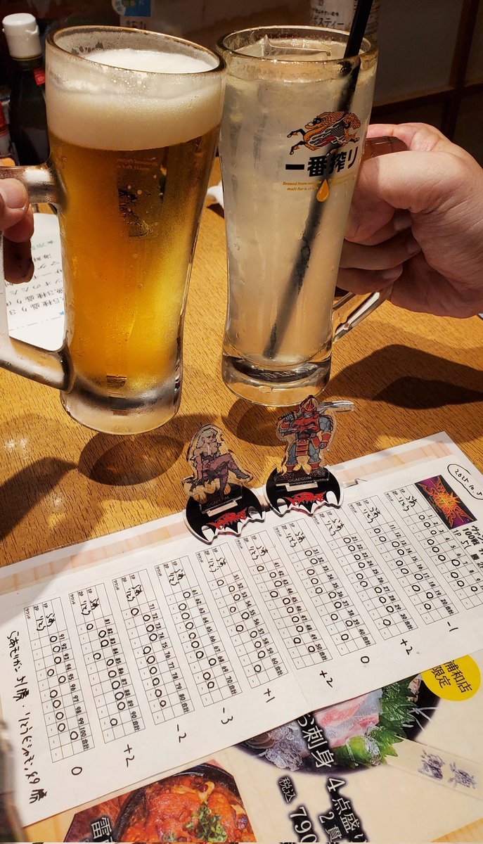 vicks2054's tweet photo. 無事に終了～(^o^)
らあモリガン51勝:りとうビシャモン49勝でほぼ五分でした(^o^)
これはユニフォーム交換レヴェルで最の高！2人でアクスタ並べて打ち上げ！はー楽しかった！！
南浦和ビッグワン様、りとうさんありがとうございました！！ https://t.co/kuSDe6nOPy
