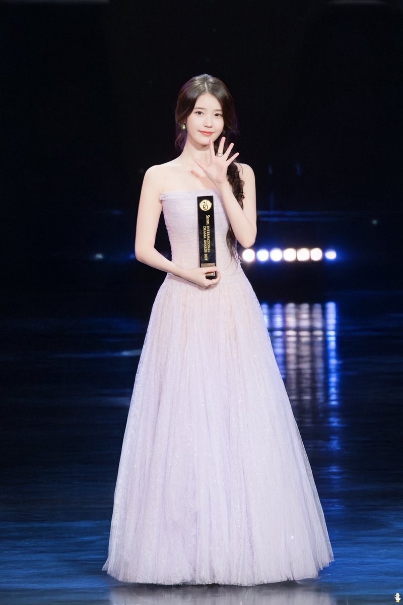 4take5ri's tweet photo. 251002 서울드라마어워즈

👋

#아이유 #IU https://t.co/QdbvNiuOIZ