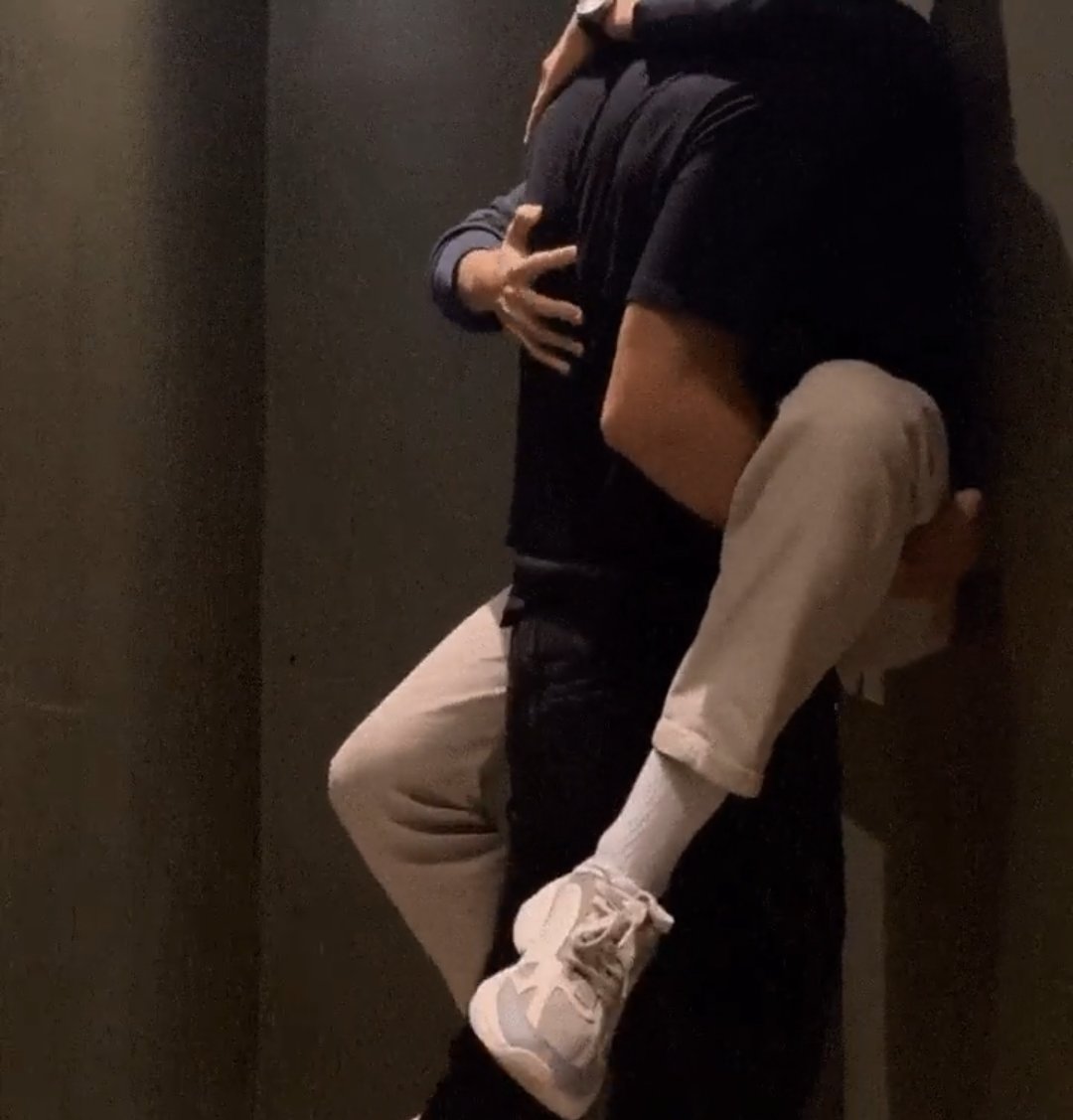 hypercumm's tweet image. hari ini waktunya quality time sama kesayangan. jalan berdua terus cuddle sehabis gua tinggal beberapa hari hahaha, maaf ya sayang🖤