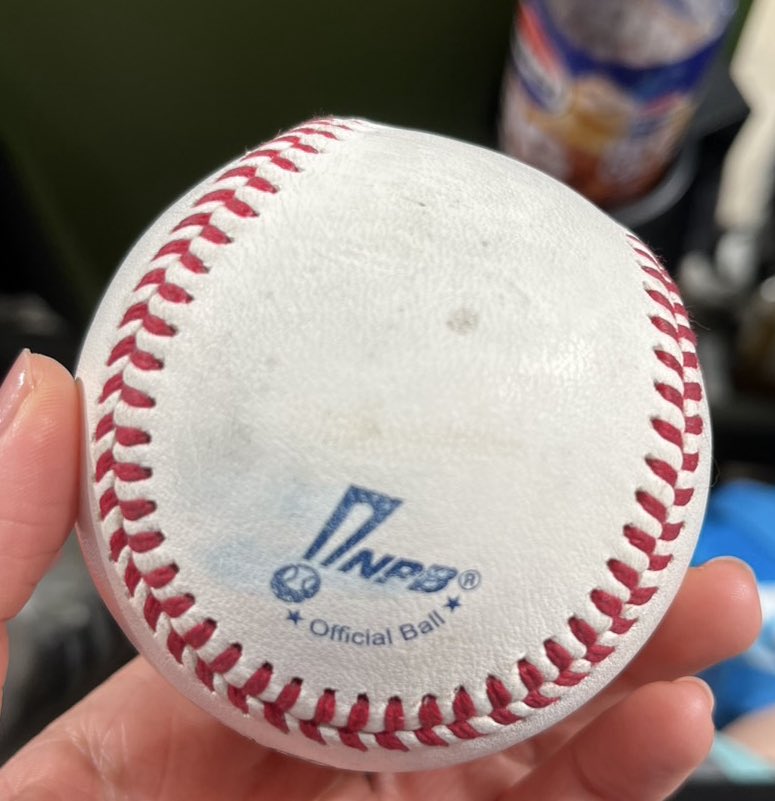 🦁2025シーズン終了⚾️✨
若獅子の成長と新戦力の活躍にワクワクさせてもらいました🥰
来シーズンは若獅子の更なる飛躍に骨牙🌰🍚トノゲン✨一丸となって日本一を掴み取って欲しいです！！
もっとたくさんの🦁れおほーで溢れますように✨🙏

ベルドで娘がgetした思い出のファールボールを添えて⚾️🏟️✨