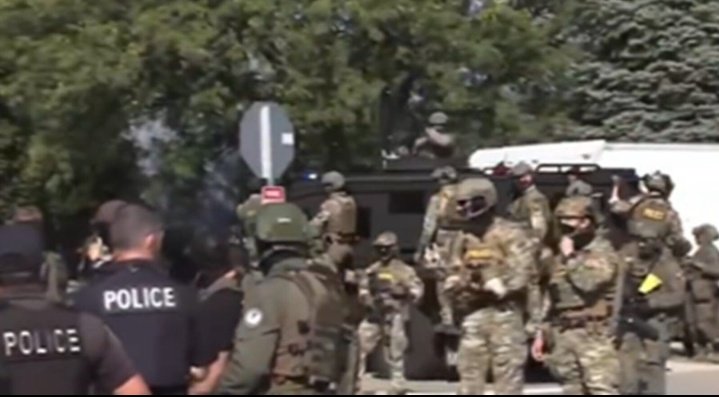 eyes_globe's tweet image. 🚨#Chicago Chaos:
— Federal agents shot a woman, claiming she was armed & they were “boxed in by 10 cars.”
— Happened in Brighton Park amid Operation Midway Blitz (1,000+ arrests).
— Officials she’d previously doxxed agents; locals slam “military-style tactics.”
#Israel #Ajax