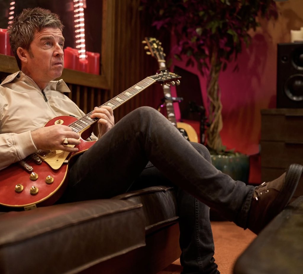 jingooooo1's tweet image. NOVESTA × ノエルギャラガーはスエード使いのチャッカブーツ。ノエル愛用の形らしいけどイイじゃないか。

25/10/6（月）発売。

あとまあ何がイイって、テーブルらしきところを踏んじゃってるところよなあ。

#NOVESTA
#OASIS