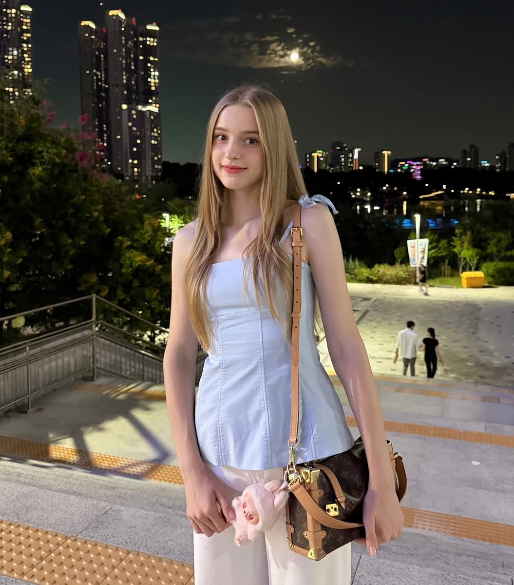 JessicaWeb56345's tweet photo. Do you like my body ? Be honest 😘 https://t.co/M7uXBC95GJ