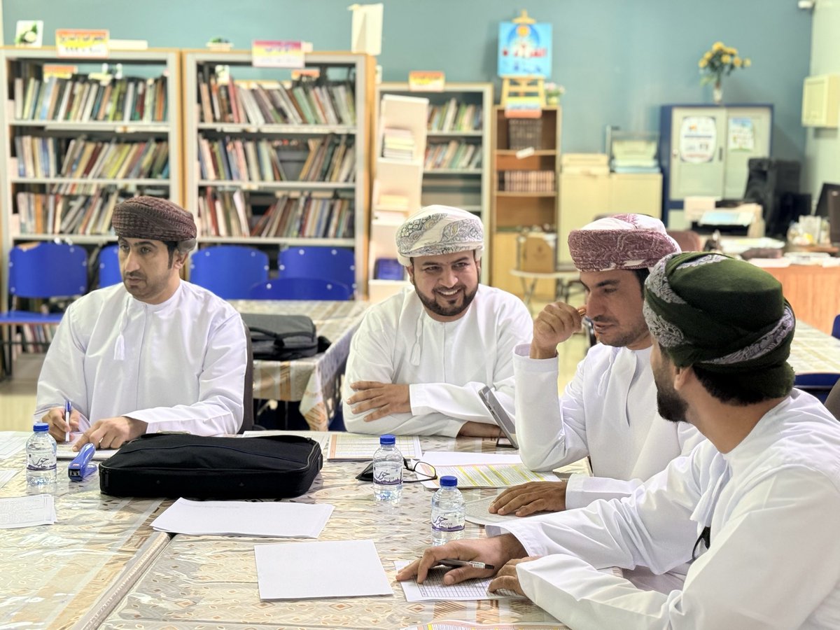 mousaschool's tweet photo. في إطار تبادل الخبرات وتعزيز الشراكة المهنية، استضاف أخصائي مركز مصادر التعلم، الأستاذ خالد الكيومي، ورشة عمل متخصصة في إعداد الخطة الشهرية لمراكز مصادر التعلم لشهر أكتوبر 2025م، بمشاركة نخبة من أخصائيي المصادر، وذلك تعزيزًا للتكامل وتطوير الأداء التربوي. https://t.co/v1eXdJBgGz