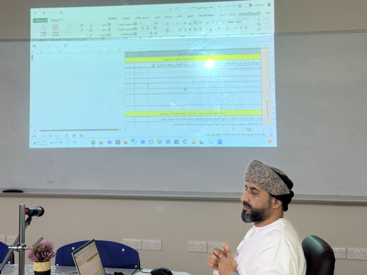 mousaschool's tweet photo. في إطار تبادل الخبرات وتعزيز الشراكة المهنية، استضاف أخصائي مركز مصادر التعلم، الأستاذ خالد الكيومي، ورشة عمل متخصصة في إعداد الخطة الشهرية لمراكز مصادر التعلم لشهر أكتوبر 2025م، بمشاركة نخبة من أخصائيي المصادر، وذلك تعزيزًا للتكامل وتطوير الأداء التربوي. https://t.co/v1eXdJBgGz