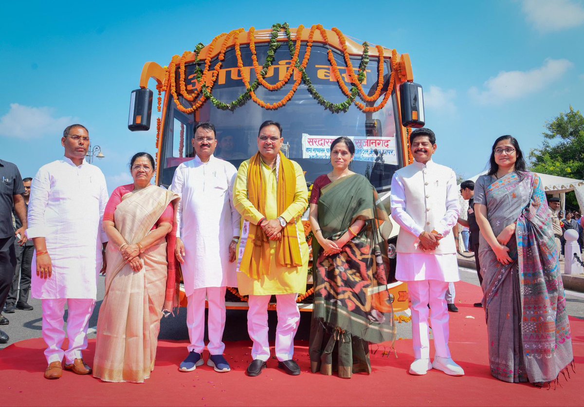 अमर जवान ज्योति, जयपुर से राजस्थान राज्य पथ परिवहन निगम की 128 ब्लू लाइन बसों को हरी झंडी दिखाकर रवाना किया। इस अवसर पर राजस्थान रोडवेज की वातानुकूलित बसों में कैटरिंग व्यवस्था का भी शुभारंभ किया।

साथ ही 'आपणी बस राजस्थान रोडवेज' योजना की शुरुआत कर ग्रामीण अंचलों को बेहतर परिवहन