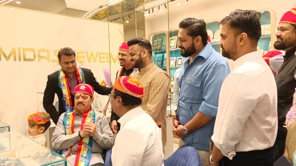 manoj_kotak's tweet image. Today inaugurated Midas Jewels at Veena Nagar, Mulund West and extended my best wishes for their successful journey ahead.
आज वीणा नगर, मुलुंड पश्चिम येथे मिडास ज्वेल्सचे उद्घाटन करून उज्ज्वल वाटचालीसाठी शुभेच्छा दिल्या.
याप्रसंगी पलश जैन, देवेंद्र कोठारी, अल्पेश बोराना, प्रकाश…