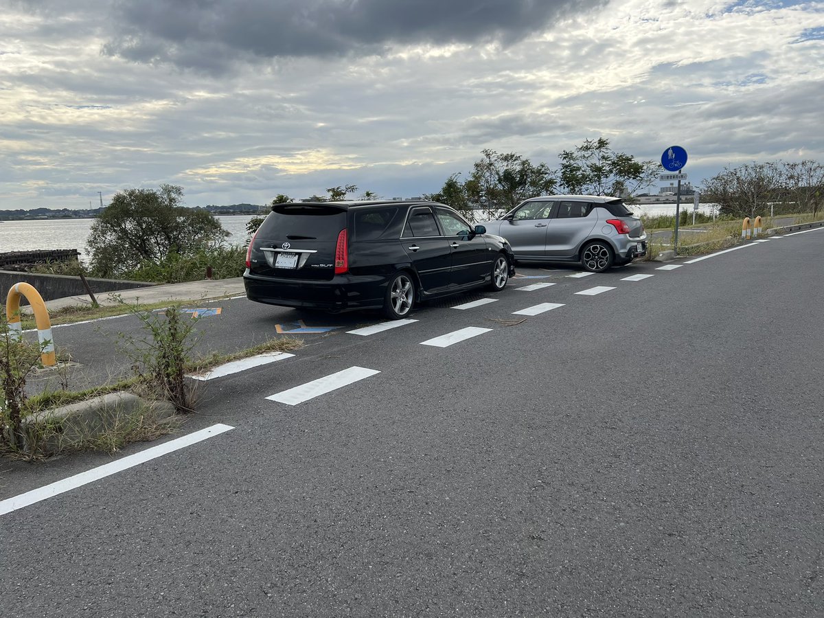 TARMAC_ROUBAIX's tweet photo. これは酷い、、、りんりんポートから2km手前の堤防の自転車道塞がってる！
釣り客ってバカなの？💢

#ロードバイク乗りと繋がりたい　  #りんりんロード #りんりんポート https://t.co/B0ciTp9ltr