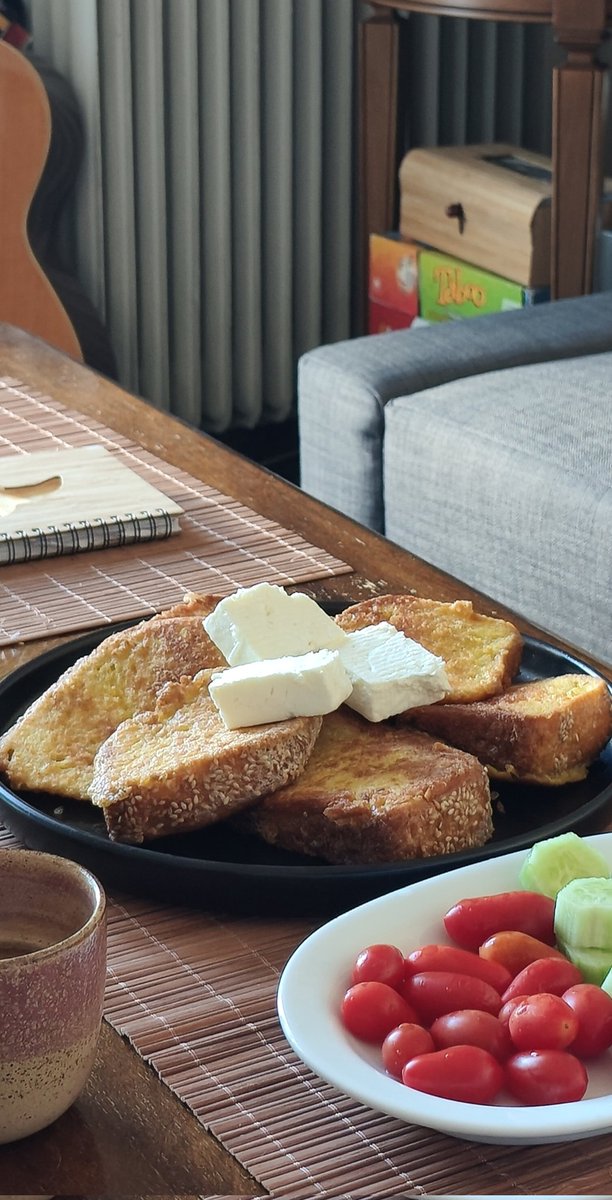 Θέλω αυγόφετες μαμά. 
Αμέσως παιδι μου. 
Καλημέρα παιδιά ❤