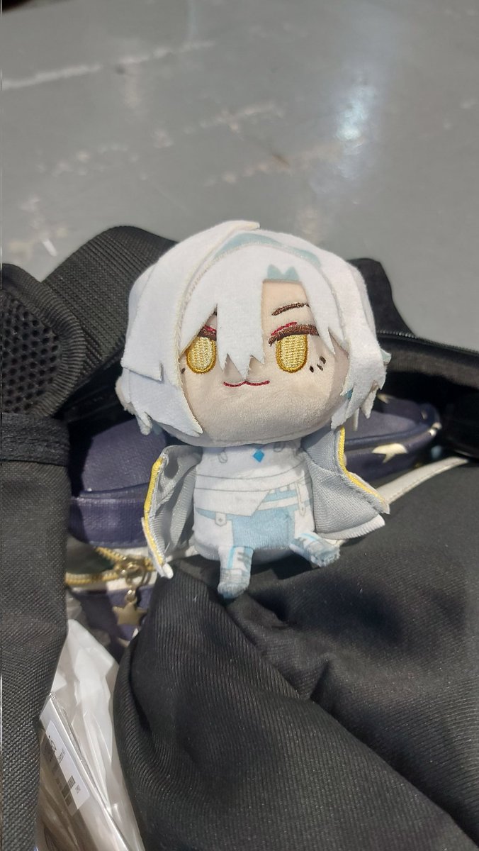 Shiro looking so smug after I spent on them. Worth it. Look forward to the concert later.
#dear_u_san