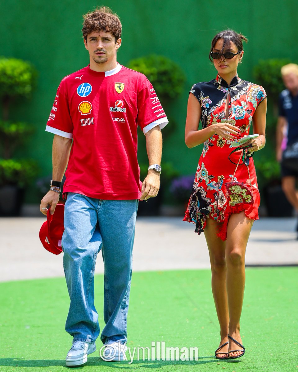 KymIllman's tweet image. HAPPY COUPLE

Charles Leclerc arrived with his girlfriend, Alexandra, both dressed in red for race day here in Singapore. Charles will be starting from sixth on the grid today.

#formula1 #f1 #f1content #SingaporeGP #Ferrari #CharlesLeclerc