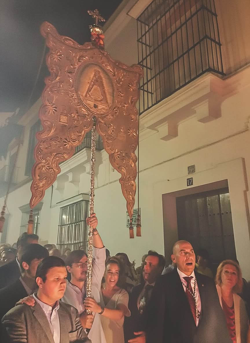 MARÍA, ESTANDARTE DE NUESTRAS VIDAS 

Las cosas de la Virgen, somos nosotros los que os debemos todo, a Ella y a su Pueblo.

Siempre va por delante en todo, aunque no siempre lo veamos. Ella lleva sus cuentas, y nosotros solo tenemos que confiar.

Gracias, Almonte. Siempre.