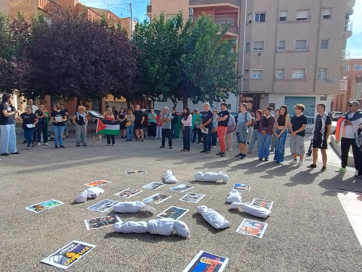 CGTEnsenyament's tweet image. Ahir veïns de Tortosa es van manifestar contra el genocidi del poble palestí davant del congrés d&apos;Aliança Catalana.
Van realitzar una performance recordant tots els infants palestins morts a Gaza i assenyalant als polítics de dreta com a còmplices! 
⛔️Aturem el Genocidi✋