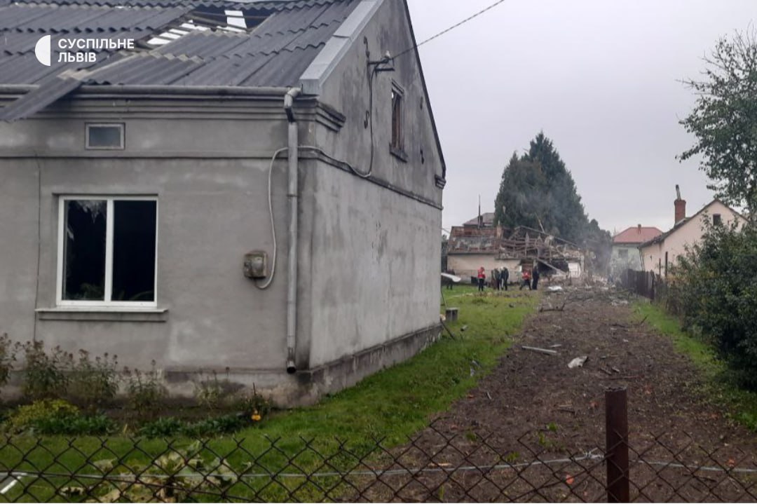 grntmedia's tweet photo. На Львівщині дві людини загинули, ще дві – травмовані через російську атаку.

Про це повідомила Львівська ОВА.

Фото — Суспільне https://t.co/sIFMbuDayY