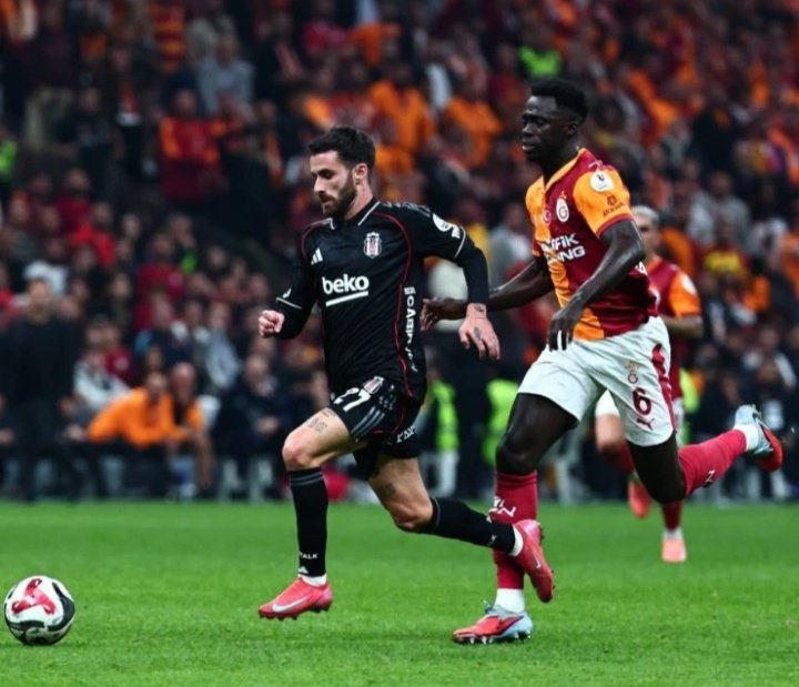 Maç çıkışı Davinson Sanchez restorana gitmiş, yemeğin ardından hesapla birlikte 50 euro bahşiş bırakmış. Garson şaşırıp "geçen hafta eşiniz geldi o bile 300 euro bahşiş verdi, ama siz 50 euro" deyince, Davinson cevap vermiş: Onun kocası Davinson Sanchez, benimki Rafa Silva.