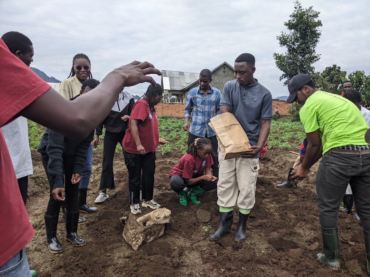 AgriPeakClub's tweet image. 3/3  #Multicultural Farming blends diverse crops, indigenous knowledge &amp;amp; modern practices.

It empowers young people with innovation &amp;amp; inclusion, strengthens food security through crop diversity, and boosts climate resilience by reducing risks from pests &amp;amp; droughts.
 #WeForChane