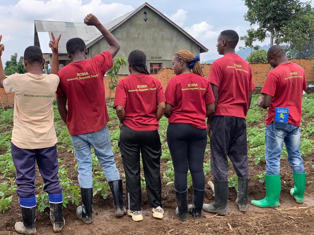 AgriPeakClub's tweet image. 3/3  #Multicultural Farming blends diverse crops, indigenous knowledge &amp;amp; modern practices.

It empowers young people with innovation &amp;amp; inclusion, strengthens food security through crop diversity, and boosts climate resilience by reducing risks from pests &amp;amp; droughts.
 #WeForChane