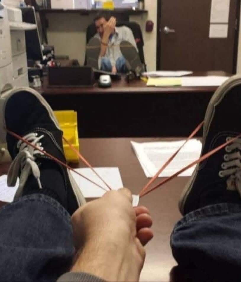 لما تشتغل إنت ورفيقك بنفس المكتب 😂
®